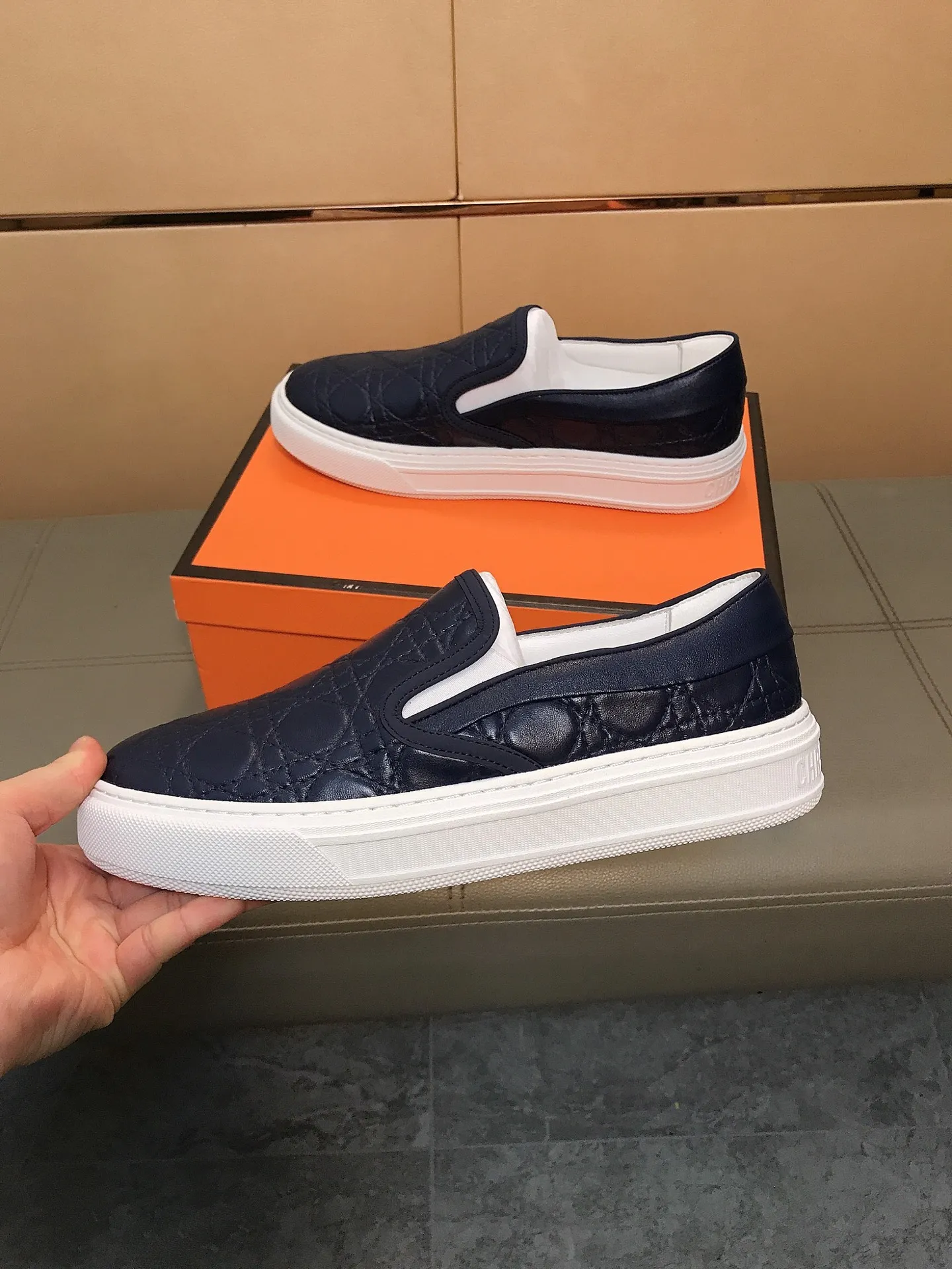 Factory price 400 🔥🔥 (Dior) new men's casual sports shoes 👣 Full of charm, luxury style gentleman's shoes Upper: Made of embossed cowhide imported from Italy, breathable leather lining. Brand wear-resistant soles; with classic logo💋The whole pair of shoes is fashionable and casual without losing high-end style🎈🎈Size: 39-44 (45.46 can be customized)